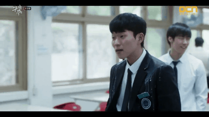 [구해줘] 학폭가해자 뺨때리는 여주.gif | 인스티즈
