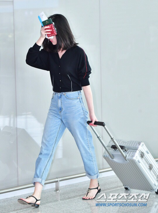 오늘자 울면서 출국하는 전종서 | 인스티즈