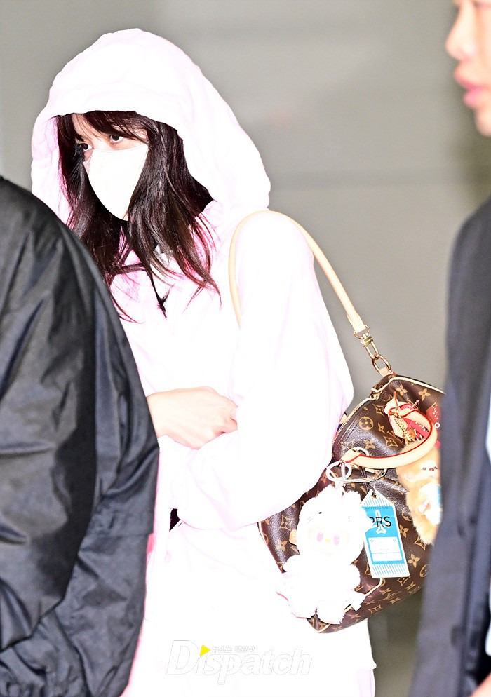 오늘자 블랙핑크 리사 출국 기사 사진.jpg | 인스티즈