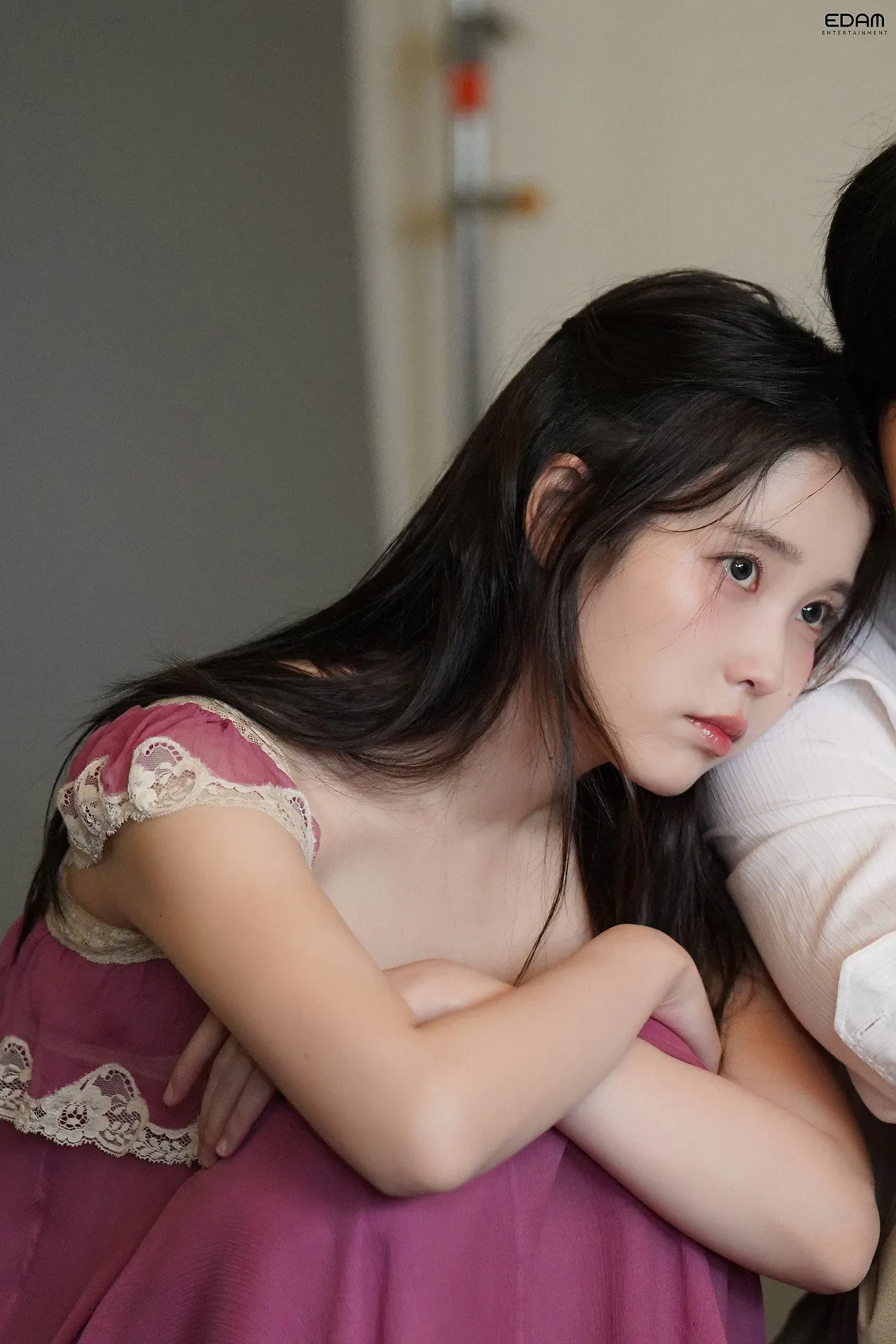 아이유 엘르 화보 촬영 비하인드컷 | 인스티즈