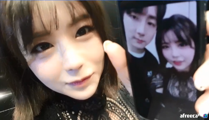 이제동이랑 사진 찍고 좋아 죽는 아프리카 여캠.gif | 인스티즈