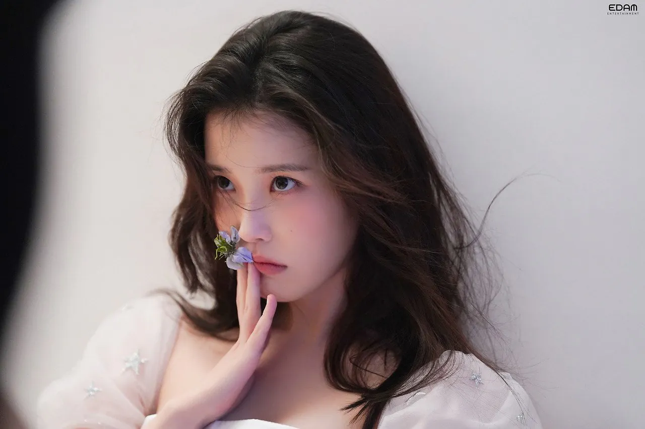 아이유 엘르 화보 촬영 비하인드컷 | 인스티즈