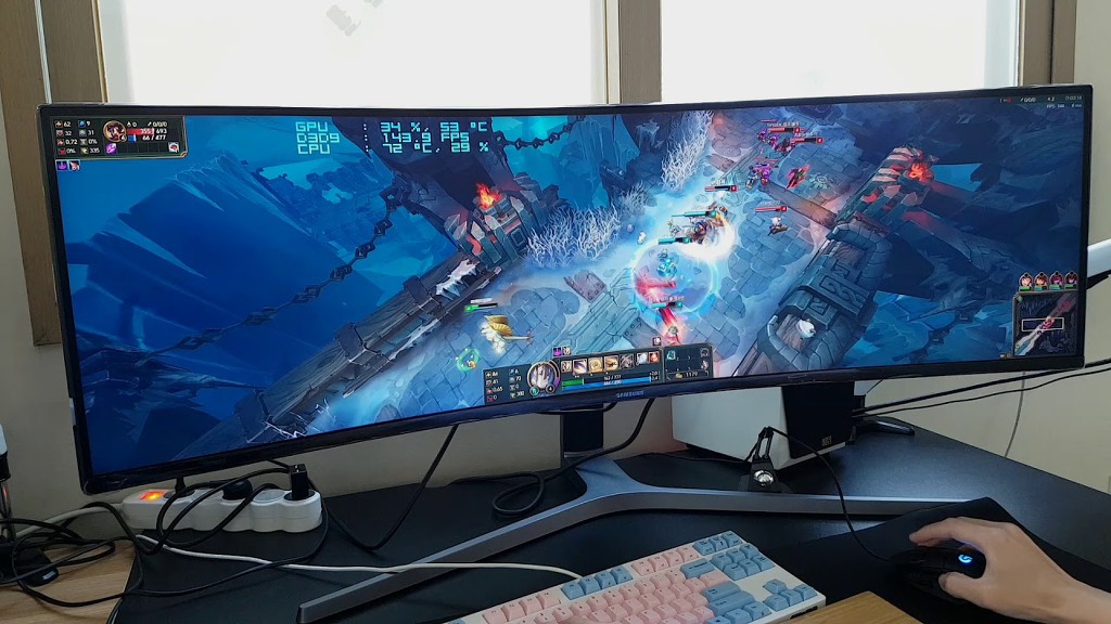 변태해상도 49인치 모니터 게임 플레이 화면.jpg | 인스티즈