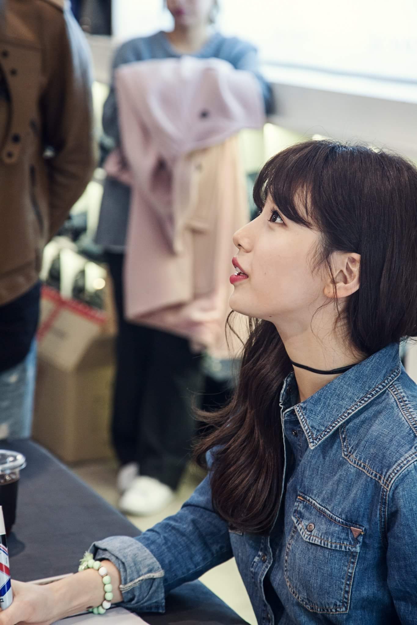 "가로수길서 수지를 만나자"...게스, 29일 수지 팬사인회 진행 +사진추가 | 인스티즈