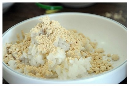 어릴때 먹던음식 '콩가루(혹은 미숫가루)+설탕+밥' 비벼먹기.jpg | 인스티즈