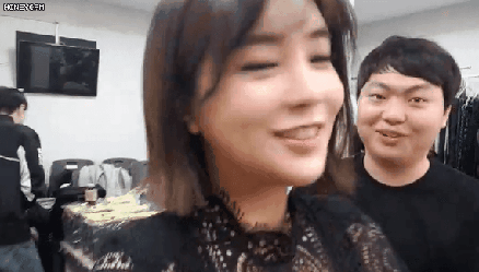 이제동이랑 사진 찍고 좋아 죽는 아프리카 여캠.gif | 인스티즈