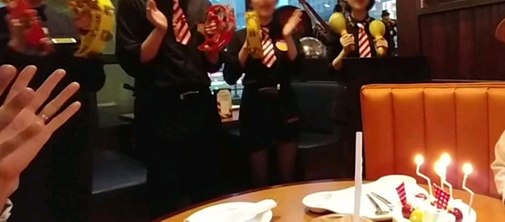 빕스나 아웃백에서 하는 노래불러주는 생일파티.jpg | 인스티즈