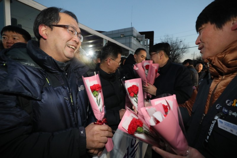 10년만에 출근길 오른 쌍용차동차 해고자 71명 | 인스티즈