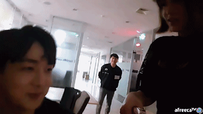 이제동이랑 사진 찍고 좋아 죽는 아프리카 여캠.gif | 인스티즈
