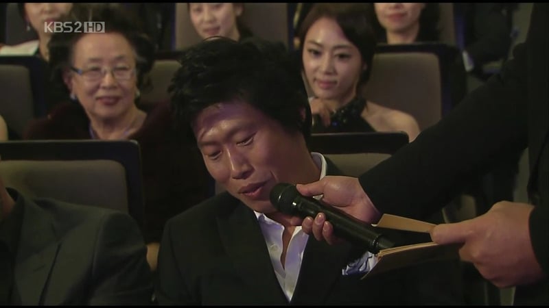 청룡영화상 시상식 중 처음이자 마지막으로 대놓고 꽁냥꽁 하는 김혜수/유해진.jpg | 인스티즈