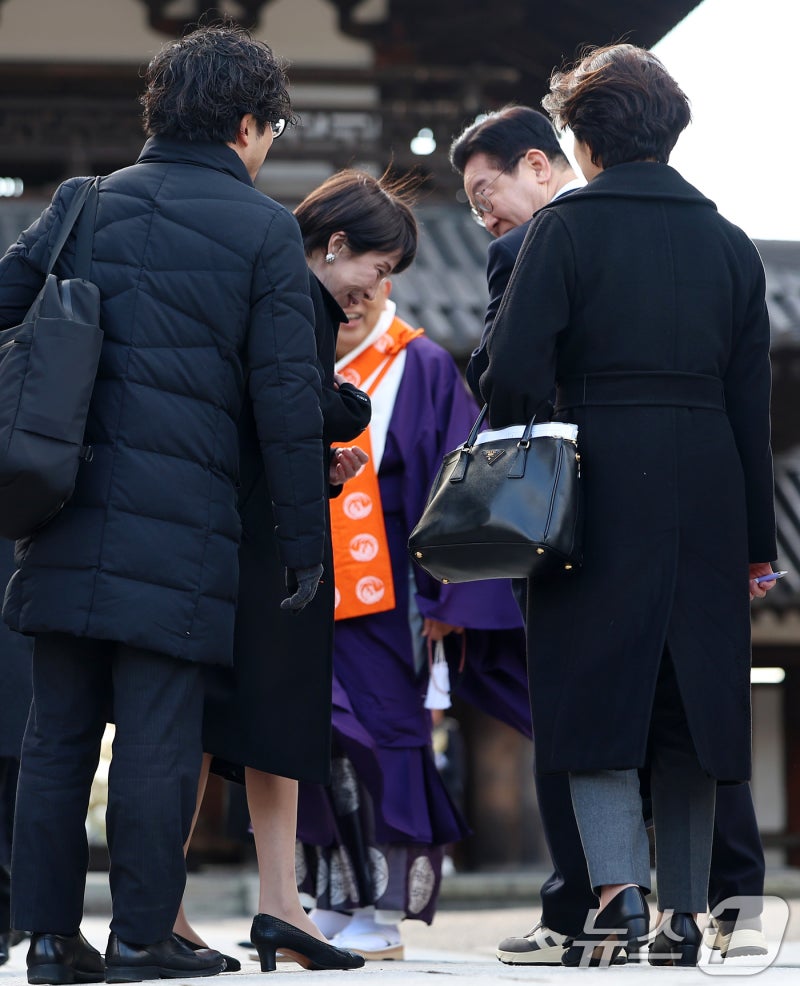 李대통령, 日문화유산 배려해 빌려신은 수행원 운동화…실시간 검색 1위 | 인스티즈