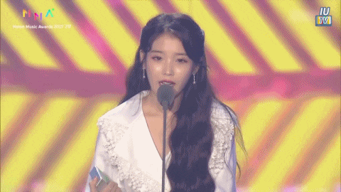대상 수상소감 버벅거려 이불 킥 찼다는 아이유.gif | 인스티즈