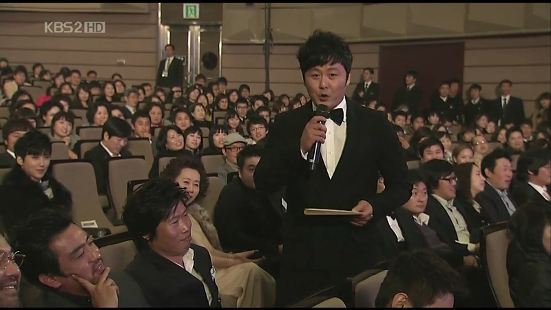 청룡영화상 시상식 중 처음이자 마지막으로 대놓고 꽁냥꽁 하는 김혜수/유해진.jpg | 인스티즈