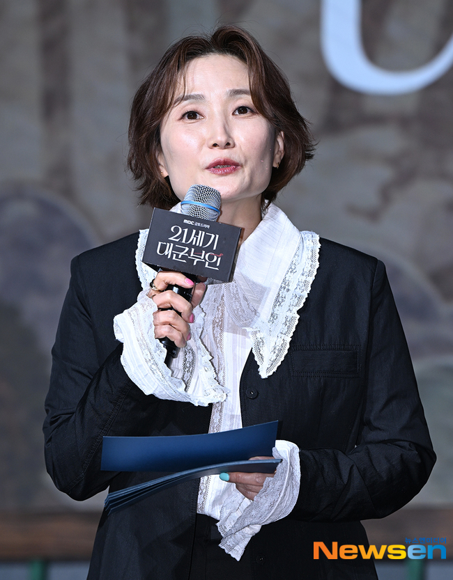 [잡담] 대군부인) MC 박경림, '21세기 대군부인' 제작발표회 진행 [포토엔HD] | 인스티즈