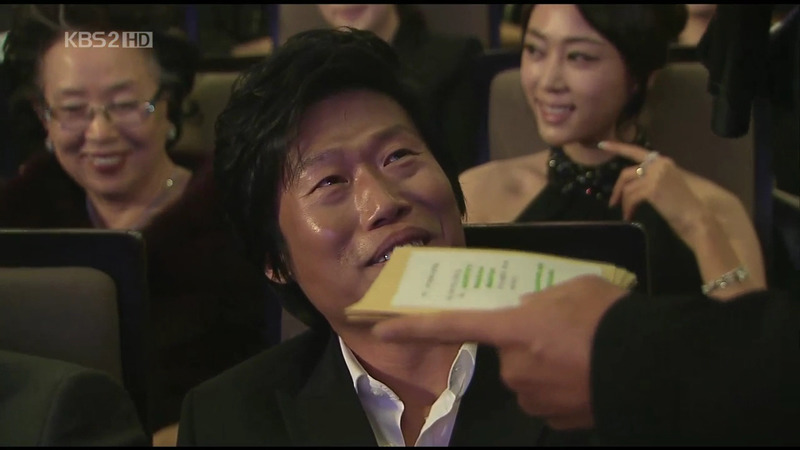 청룡영화상 시상식 중 처음이자 마지막으로 대놓고 꽁냥꽁 하는 김혜수/유해진.jpg | 인스티즈