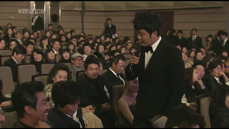 청룡영화상 시상식 중 처음이자 마지막으로 대놓고 꽁냥꽁 하는 김혜수/유해진.jpg | 인스티즈