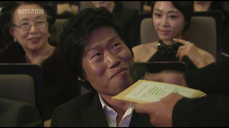 청룡영화상 시상식 중 처음이자 마지막으로 대놓고 꽁냥꽁 하는 김혜수/유해진.jpg | 인스티즈