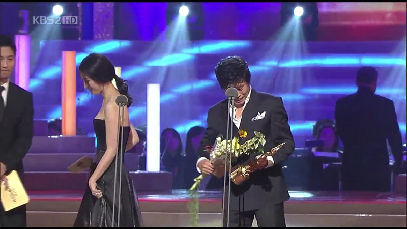 청룡영화상 시상식 중 처음이자 마지막으로 대놓고 꽁냥꽁 하는 김혜수/유해진.jpg | 인스티즈