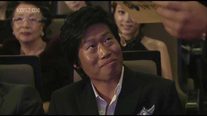 청룡영화상 시상식 중 처음이자 마지막으로 대놓고 꽁냥꽁 하는 김혜수/유해진.jpg | 인스티즈