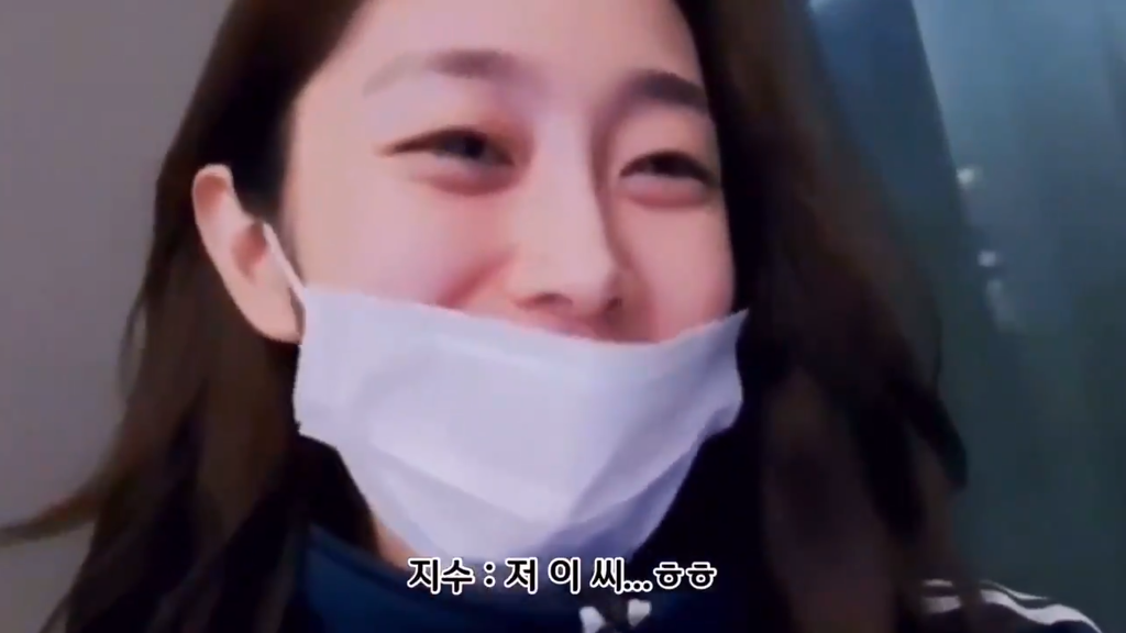 지수의 신형 핸드폰을 실수로 시멘트 바닥에 떨군 러블리즈 막내 예인이.jpg | 인스티즈