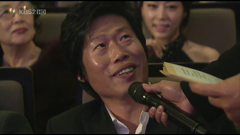 청룡영화상 시상식 중 처음이자 마지막으로 대놓고 꽁냥꽁 하는 김혜수/유해진.jpg | 인스티즈