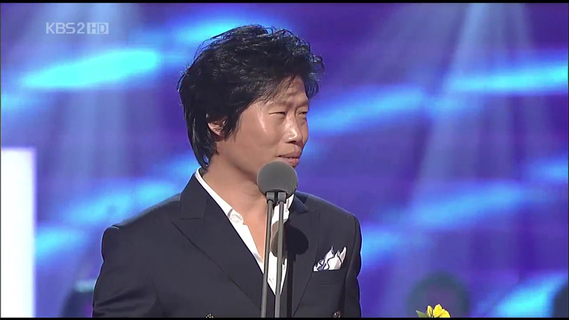 청룡영화상 시상식 중 처음이자 마지막으로 대놓고 꽁냥꽁 하는 김혜수/유해진.jpg | 인스티즈