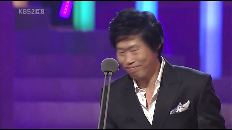 청룡영화상 시상식 중 처음이자 마지막으로 대놓고 꽁냥꽁 하는 김혜수/유해진.jpg | 인스티즈