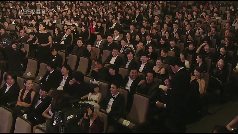 청룡영화상 시상식 중 처음이자 마지막으로 대놓고 꽁냥꽁 하는 김혜수/유해진.jpg | 인스티즈