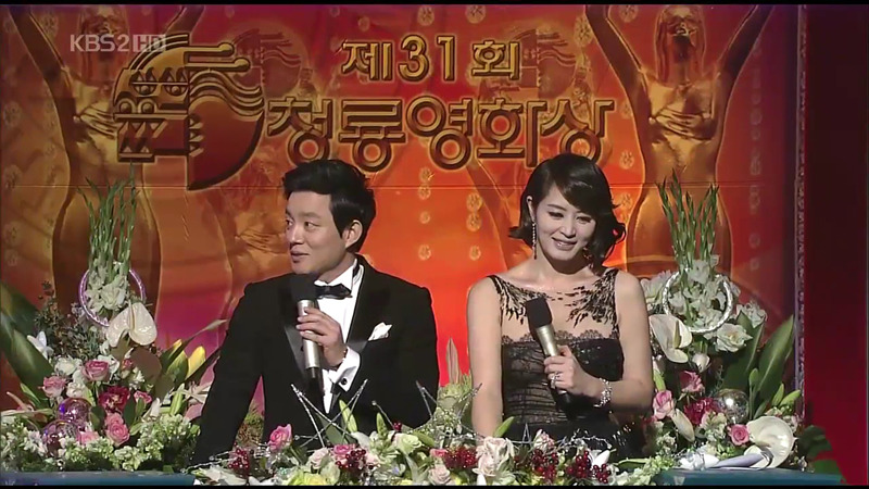 청룡영화상 시상식 중 처음이자 마지막으로 대놓고 꽁냥꽁 하는 김혜수/유해진.jpg | 인스티즈