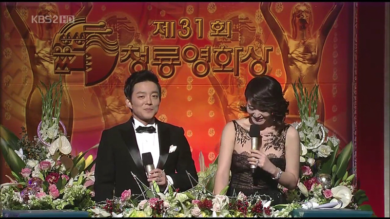 청룡영화상 시상식 중 처음이자 마지막으로 대놓고 꽁냥꽁 하는 김혜수/유해진.jpg | 인스티즈