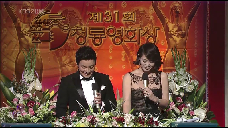 청룡영화상 시상식 중 처음이자 마지막으로 대놓고 꽁냥꽁 하는 김혜수/유해진.jpg | 인스티즈