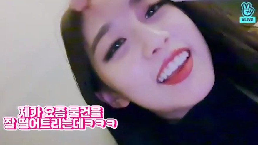 지수의 신형 핸드폰을 실수로 시멘트 바닥에 떨군 러블리즈 막내 예인이.jpg | 인스티즈