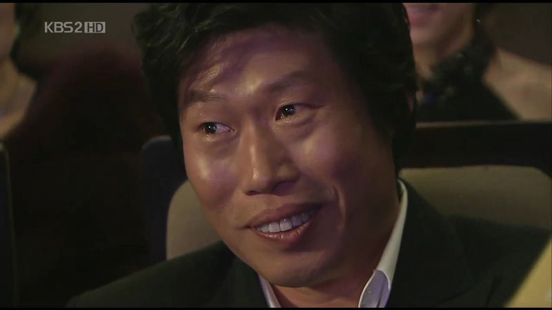 청룡영화상 시상식 중 처음이자 마지막으로 대놓고 꽁냥꽁 하는 김혜수/유해진.jpg | 인스티즈