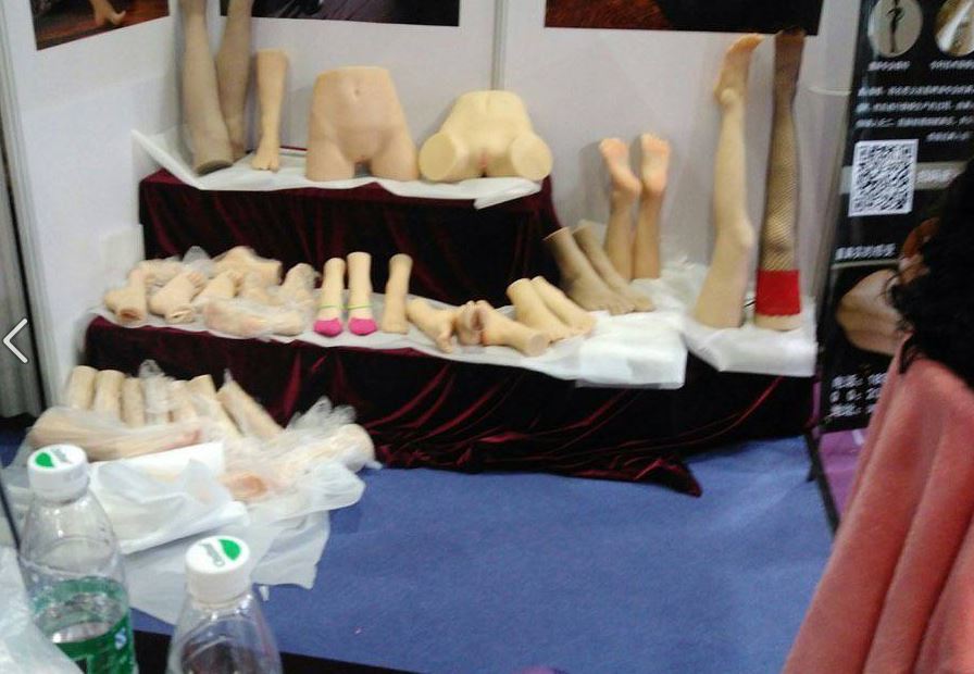 조각조각나서 전시되고있는 여성의 신체 오나홀 | 인스티즈