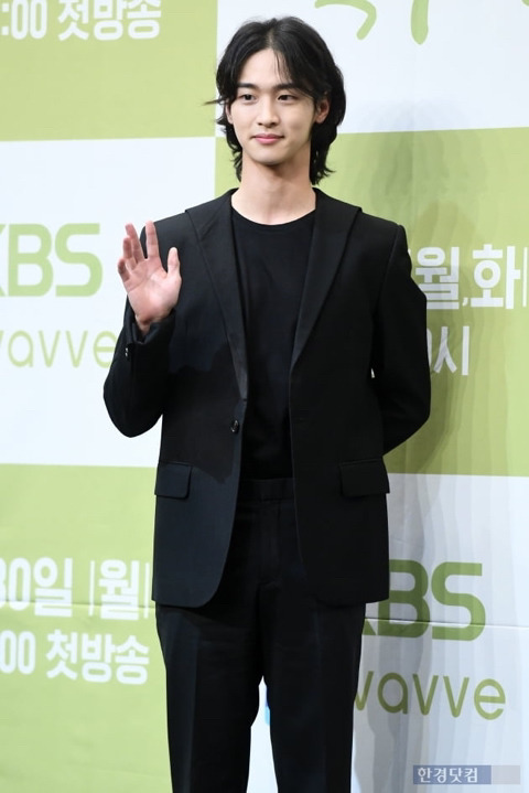 웬만한 외모로는 소화하기 힘든 남자머리 | 인스티즈