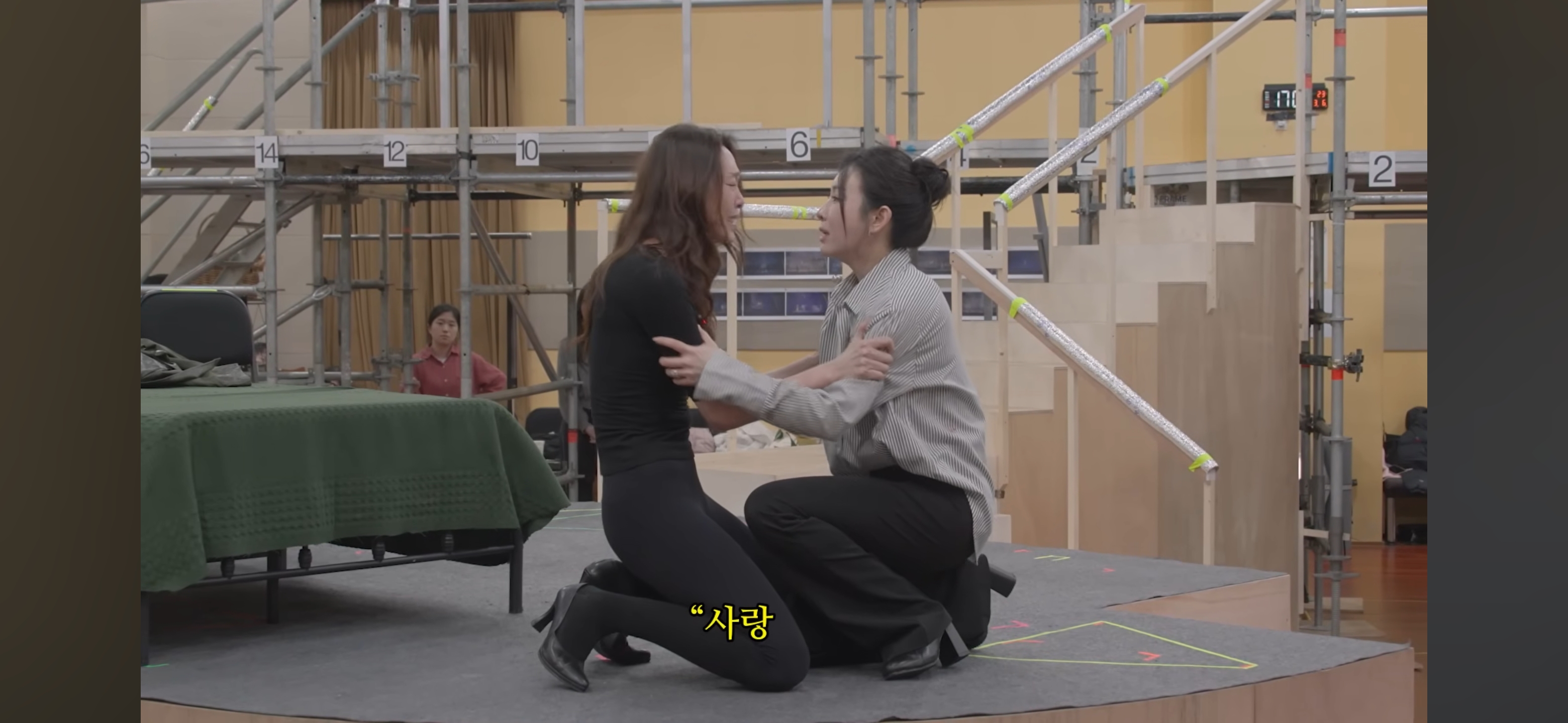 뮤지컬 업계 탑 여배우들이 퀴어극을 말아주는데, 심지어 개찐한 사랑극인데 이 극이 매진이 아니라고? | 인스티즈