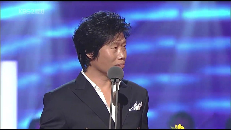 청룡영화상 시상식 중 처음이자 마지막으로 대놓고 꽁냥꽁 하는 김혜수/유해진.jpg | 인스티즈