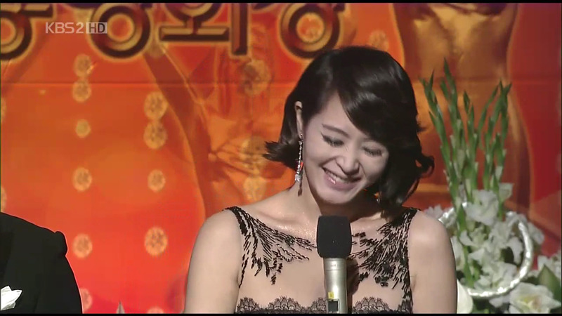 청룡영화상 시상식 중 처음이자 마지막으로 대놓고 꽁냥꽁 하는 김혜수/유해진.jpg | 인스티즈