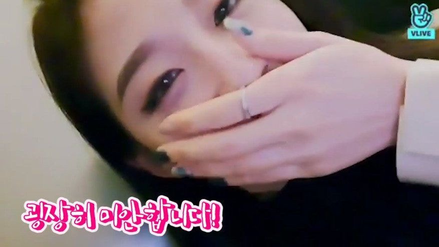 지수의 신형 핸드폰을 실수로 시멘트 바닥에 떨군 러블리즈 막내 예인이.jpg | 인스티즈