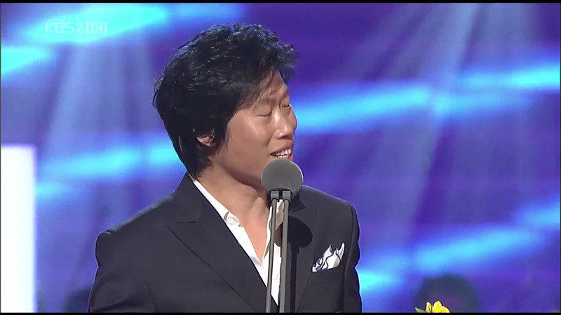 청룡영화상 시상식 중 처음이자 마지막으로 대놓고 꽁냥꽁 하는 김혜수/유해진.jpg | 인스티즈