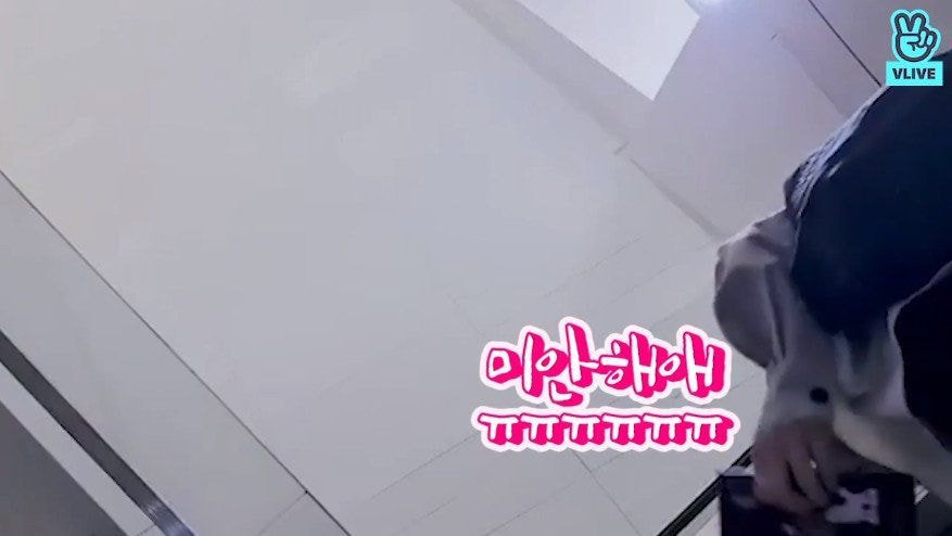 지수의 신형 핸드폰을 실수로 시멘트 바닥에 떨군 러블리즈 막내 예인이.jpg | 인스티즈