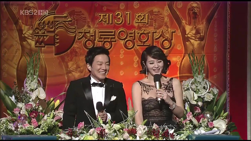 청룡영화상 시상식 중 처음이자 마지막으로 대놓고 꽁냥꽁 하는 김혜수/유해진.jpg | 인스티즈