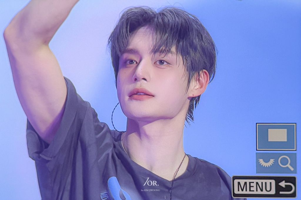 어제자 애쉬그린 염색하고 비주얼 레전드였던 김지웅 | 인스티즈