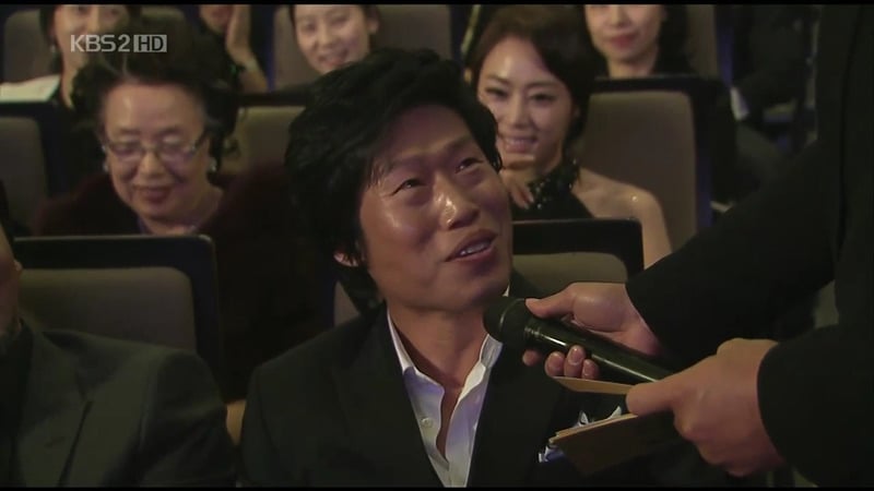 청룡영화상 시상식 중 처음이자 마지막으로 대놓고 꽁냥꽁 하는 김혜수/유해진.jpg | 인스티즈