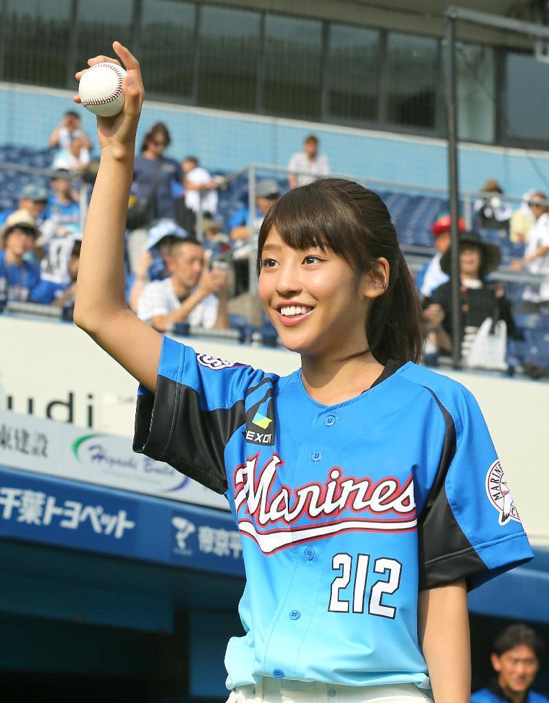 선탠한것처럼 피부톤이 까만 일본 여자아나운서 | 인스티즈