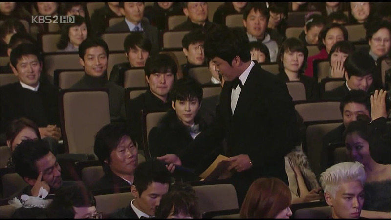 청룡영화상 시상식 중 처음이자 마지막으로 대놓고 꽁냥꽁 하는 김혜수/유해진.jpg | 인스티즈