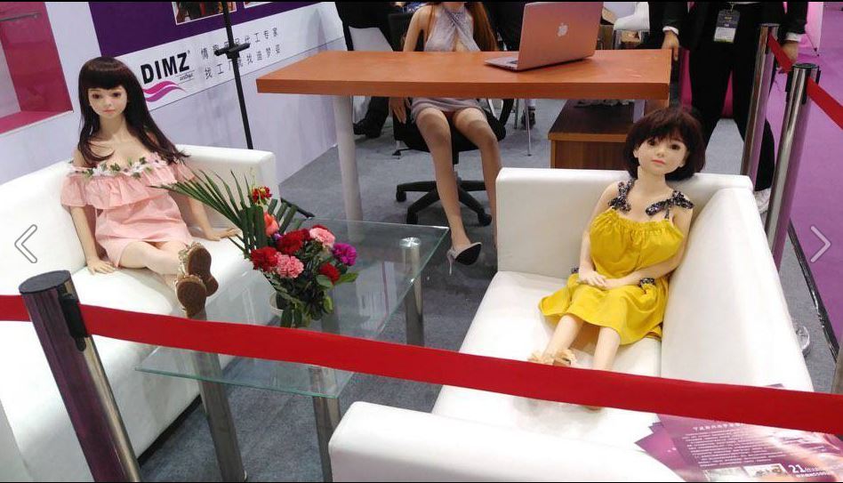 조각조각나서 전시되고있는 여성의 신체 오나홀 | 인스티즈