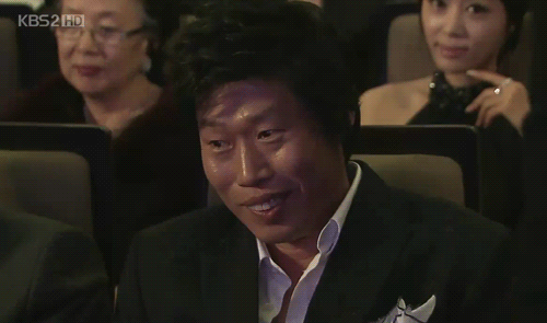 청룡영화상 시상식 중 처음이자 마지막으로 대놓고 꽁냥꽁 하는 김혜수/유해진.jpg | 인스티즈
