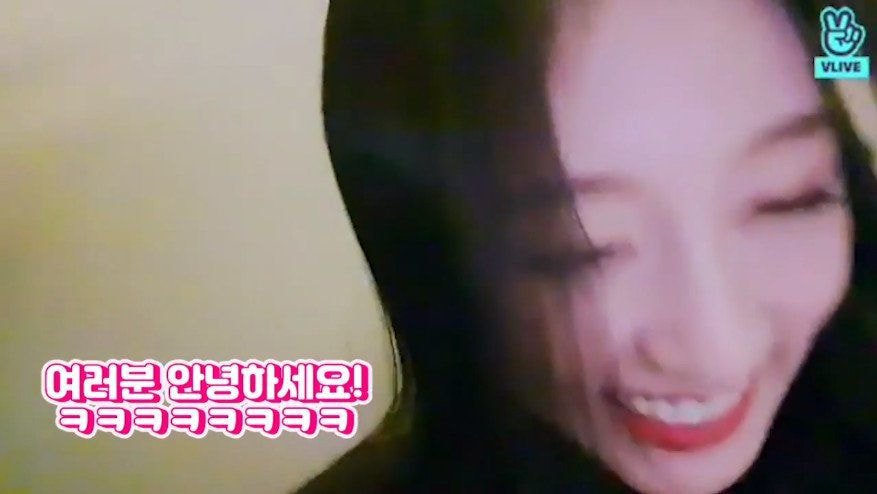 지수의 신형 핸드폰을 실수로 시멘트 바닥에 떨군 러블리즈 막내 예인이.jpg | 인스티즈
