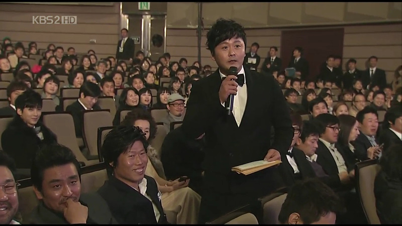 청룡영화상 시상식 중 처음이자 마지막으로 대놓고 꽁냥꽁 하는 김혜수/유해진.jpg | 인스티즈